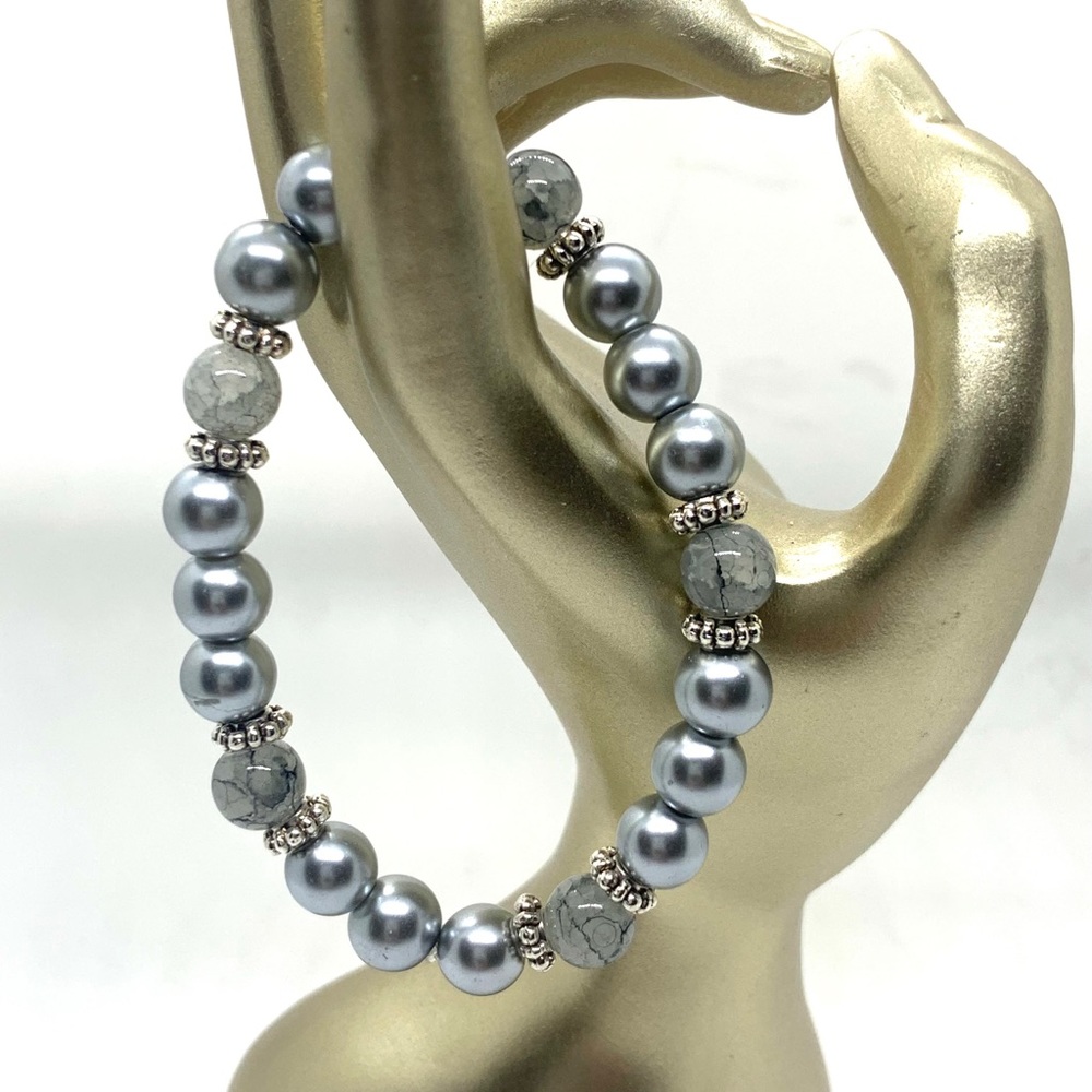 [Paved Silver] Gray and Simulated Pearl Crackled Glass Beaded Bracelet